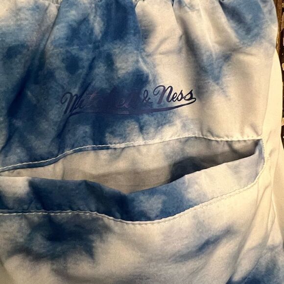 Mitchell & Ness NBA Hardwood Classics NWT  women’s Philadelphia 76 ers shorts. L - Picture 6 of 10